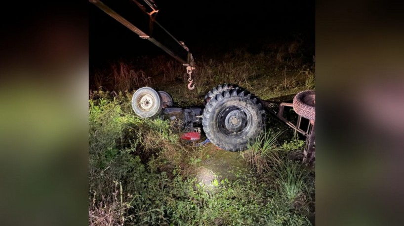 Trator tombou em uma lagoa em Beberibe, e o condutor morreu afogado