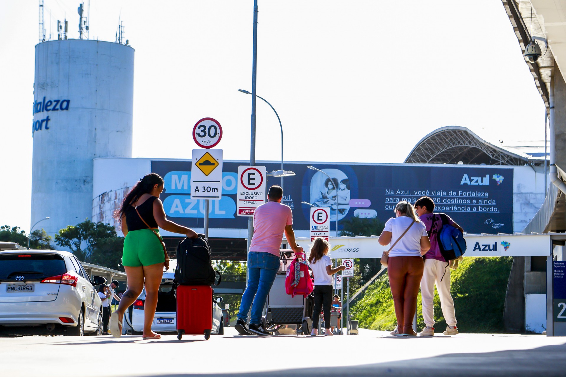 Fraport cobra R$ 20 do motorista que passar de 10 minutos parado no meio-fio da área de embarque e desembarque do Aeroporto Internacional Pinto Martins (Foto: FCO FONTENELE)