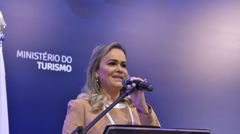   Lula mantém ministra do Turismo no cargo