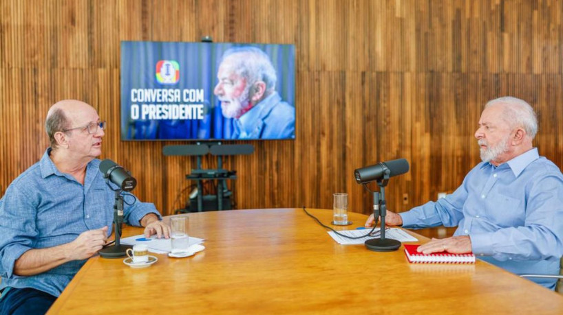 Brasília (DF) - Presidente Lula conversa com o jornalista Marcos Uchoa na estreia do programa Conversa com o Presidente. Foto: Ricardo Stuckert/PR