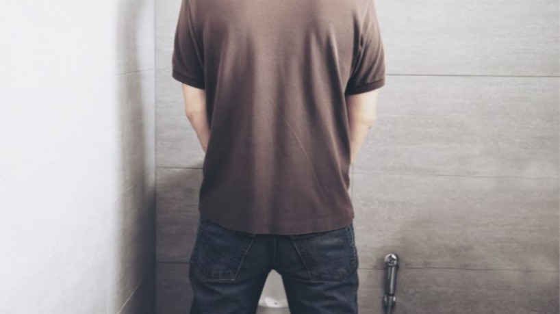 Pesquisa indica que maioria dos homens faz xixi em pé; urologista explica benefícios de urinar sentado