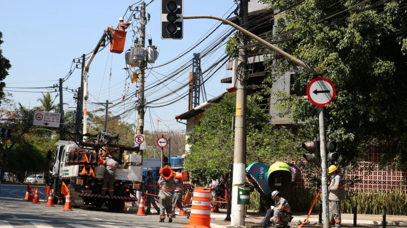 São Paulo - Funcionários da Enel fazem manutenção em poste de energia elétrica no bairro de Pinheiros.