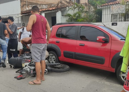 Momentos após a colisão que deixou uma mulher de 24 morta na Varjota. Motorista do carro que teria praticado o crime foi preso em flagrante(Foto: Samuel Setubal)