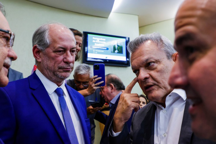 ￼CIRO Gomes, José Sarto e Roberto Cláudio durante evento em Fortaleza. RC subiu no palanque de André Fenandes