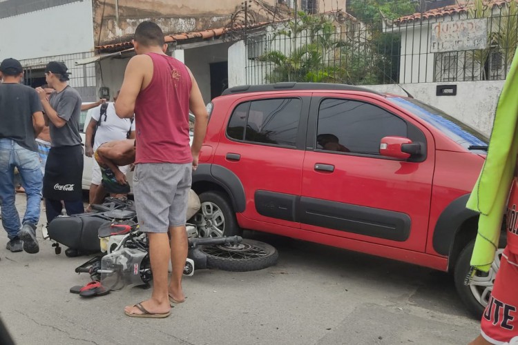 Momentos após a colisão que deixou uma mulher de 24 morta na Varjota. Motorista do carro que teria praticado o crime foi preso em flagrante