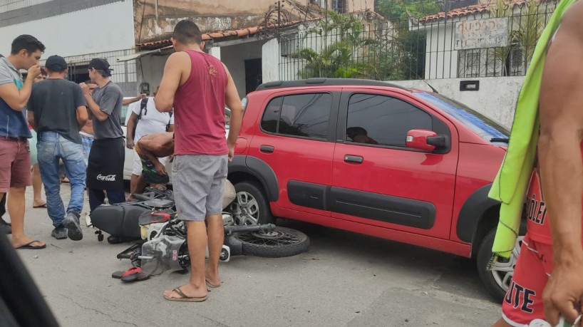 Momentos após a colisão que deixou uma mulher de 24 morta na Varjota. Motorista do carro que teria praticado o crime foi preso em flagrante