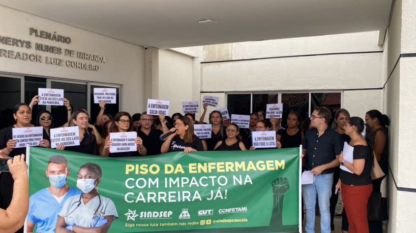 Profissionais da enfermagem fizeram manifestação na Câmara Municipal de Caucaia