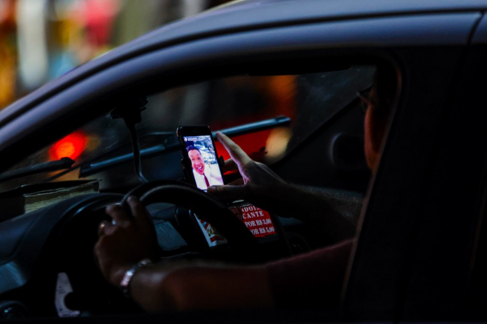 Uso do celular no trânsito é proibido por lei e aumenta risco de acidentes (Foto: AURÉLIO ALVES)