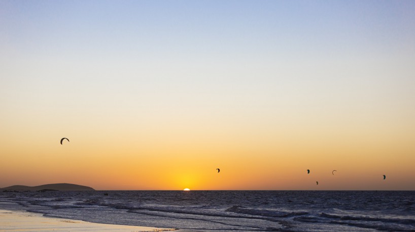 Aula de kitesurfe no Rancho do Kite, na Praia do Preá, no litoral do Ceará