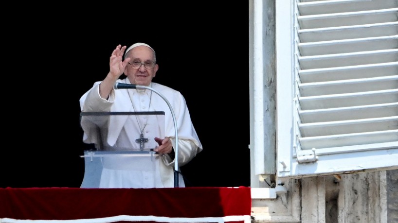 O Papa Francisco se dirige à multidão da janela do palácio apostólico com vista para a praça de São Pedro durante a oração do Angelus no Vaticano em 18 de junho de 2023. O Papa Francisco em 18 de junho de 2023 condenou o 