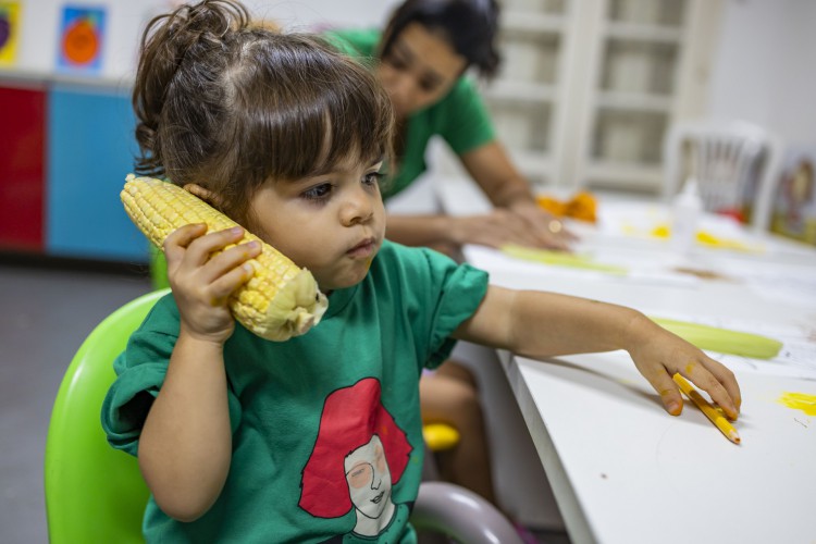 Excesso de telas pode afetar até a alimentação de crianças pequenas(Foto: FCO FONTENELE)