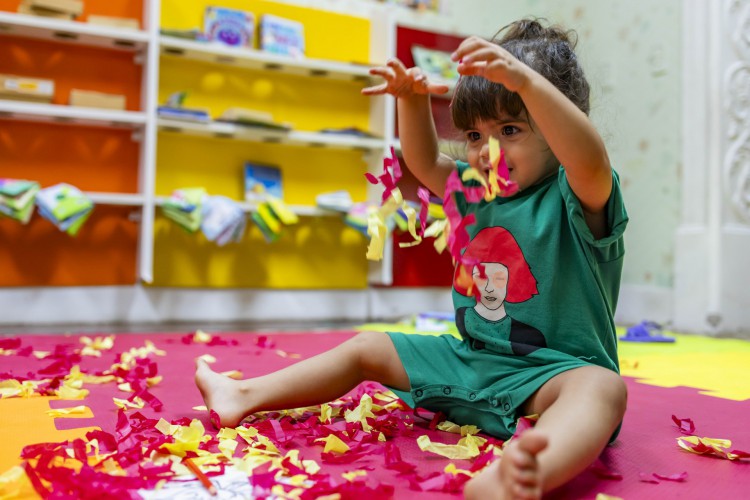 O estímulo à brincadeira ajuda no desenvolvimento do cérebro infantil. Na foto, Olga, de 2 anos e 2 meses, brinca no Espaço Mais Infância, em Fortaleza(Foto: FCO FONTENELE)