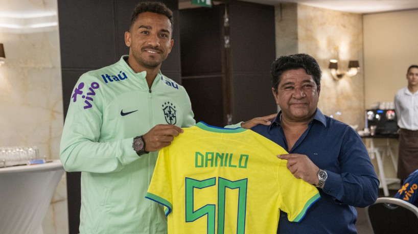 Lateral-direito Danilo recebe homenagem do presidente da CBF, Ednaldo Rodrigues, pelos 50 jogos pela seleção brasileira