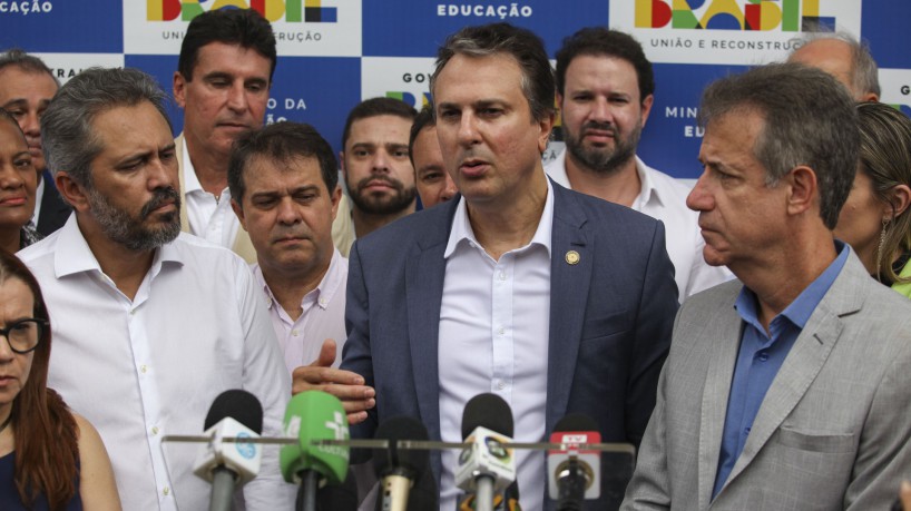 Camilo Santana, ministro da educação, juntamente com Elmano de Freitas, governador do Ceará, Arthur Chioro, presidente da Ebserh, e demais autoridades, em Fortaleza