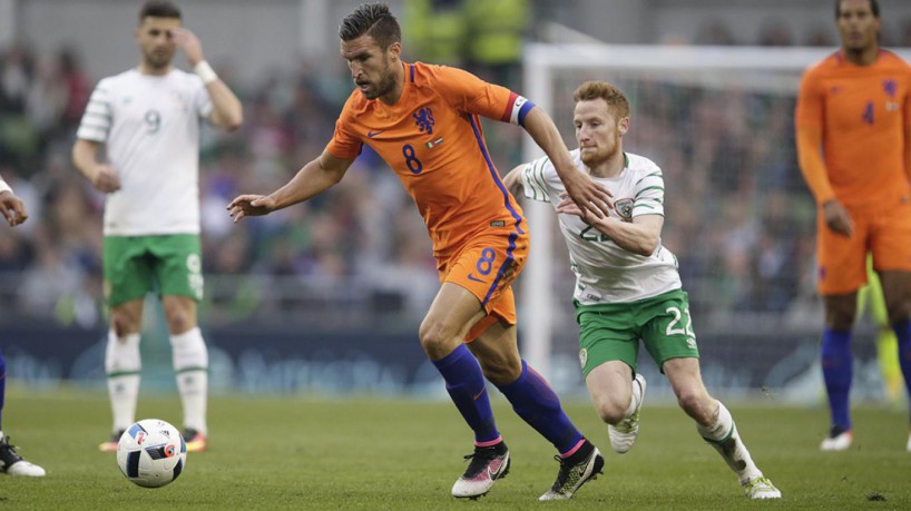 Volante Kevin Strootman em jogo da seleção da Holanda