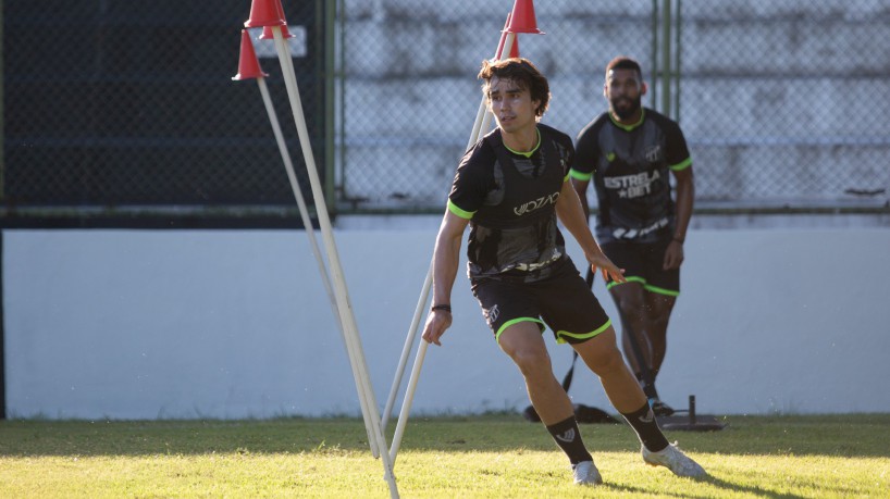 Volante Zé Ricardo voltou a ter chance como titular do Vovô