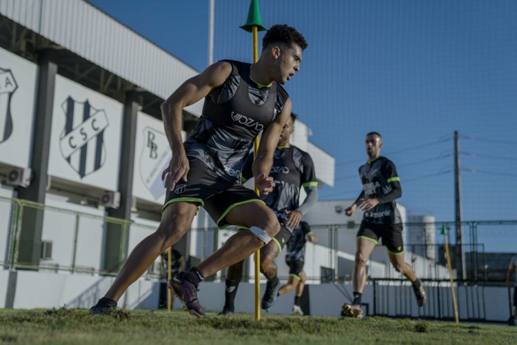 Zagueiro Léo Santos em treino do Ceará no estádio Carlos de Alencar Pinto, em Porangabuçu