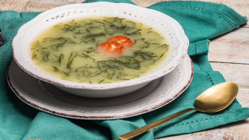 Caldo verde (Imagem: homydesignn 
| Shutterstock)