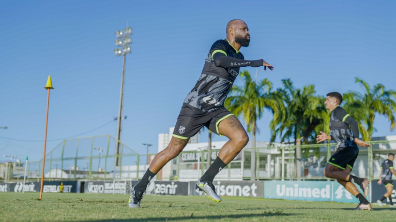 Meia Chay em treino do Ceará no estádio Carlos de Alencar Pinto, em Porangabuçu