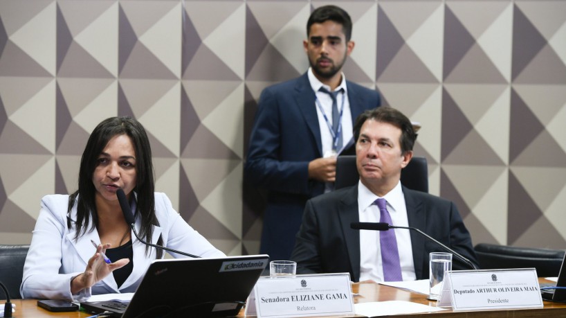 Relatora da CPMI dos atos golpistas de 8 de janeiro, senadora Eliziane Gama (PSD-MA), e o presidente da CPMI, deputado Arthur Maia (União-BA)