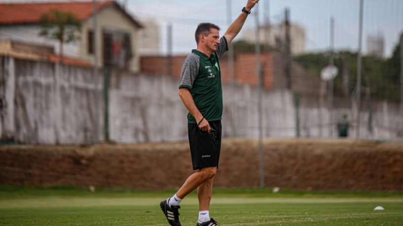 Gerson Gusmão comandando treino no Floresta 