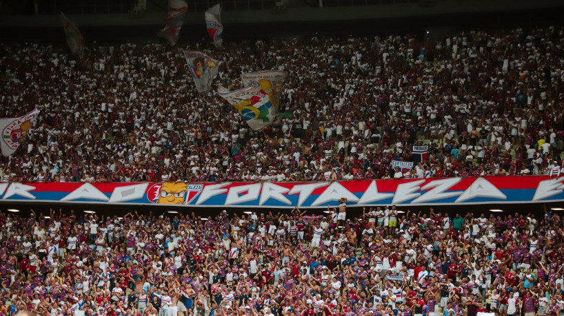 Torcida do Fortaleza no jogo Fortaleza x Palmeiras, na Arena Castelão, pela Copa do Brasil 2023