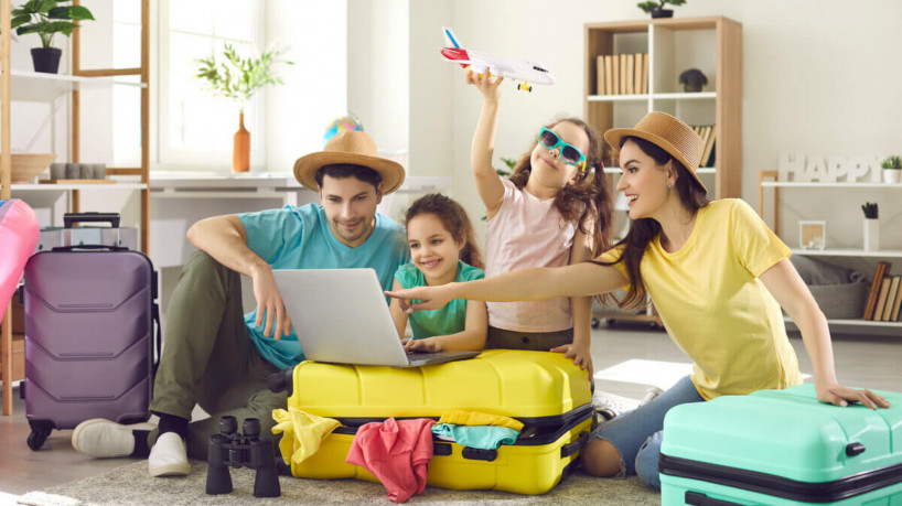 Organizar a viagem em família evita problemas durante o percurso (Imagem: Studio Romantic | Shutterstock)