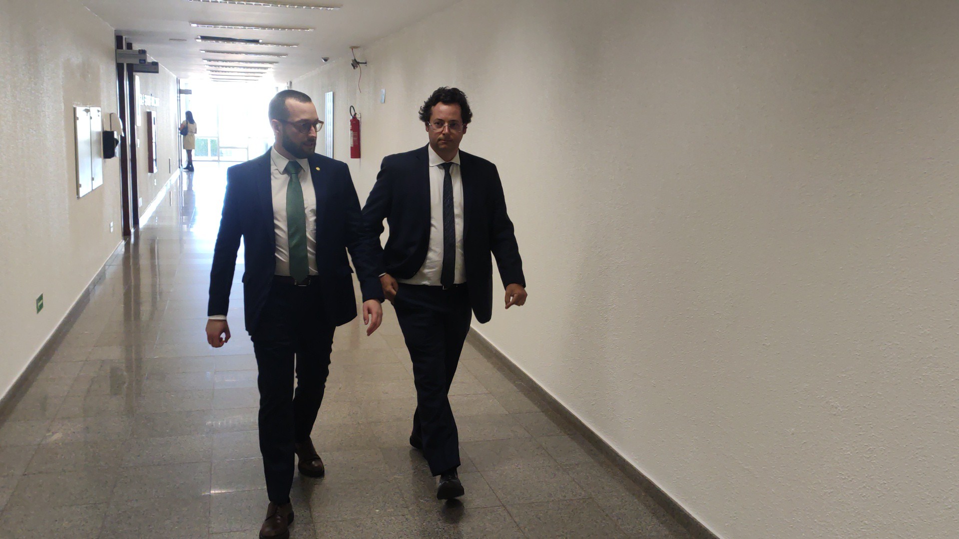 Deputado Filipe Barros (PL-PR) e Fabio Wajngarten, advogado de Bolsonaro (Foto: João Paulo Biage)