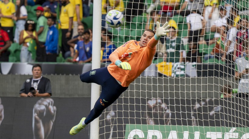 Goleiro Ederson durante aquecimento de amistoso com Senegal 