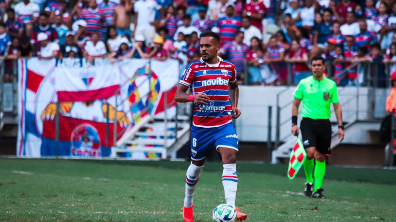 Lateral-esquerdo Bruno Pacheco no jogo Fortaleza x Bahia, na Arena Castelão, pelo Campeonato Brasileiro Série A 2023