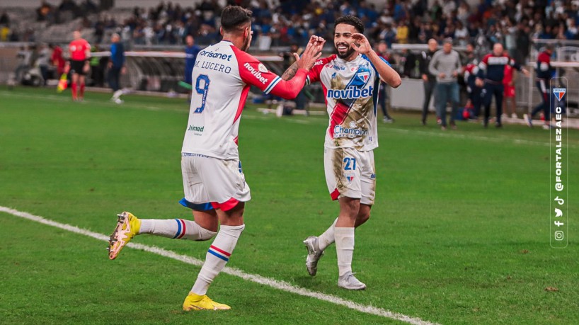 Lucero comemora gol marcado diante do Cruzeiro