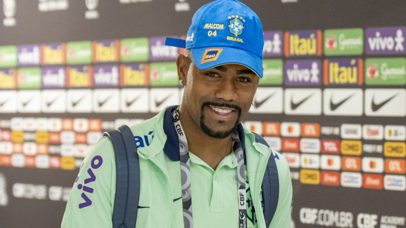 Atacante Malcom durante chegada da seleção brasileira para amistoso contra Senegal