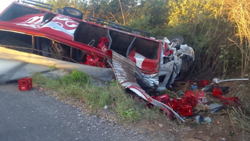 Veículo tentava desviar de buracos quando tombou na rodovia