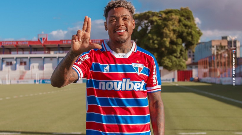 Marinho posou para fotos com a camisa tricolor