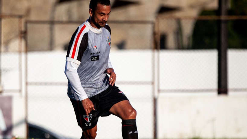 Volante do Ferroviário, Felipe Guedes, em treinamento no Estádio Elzir Cabral