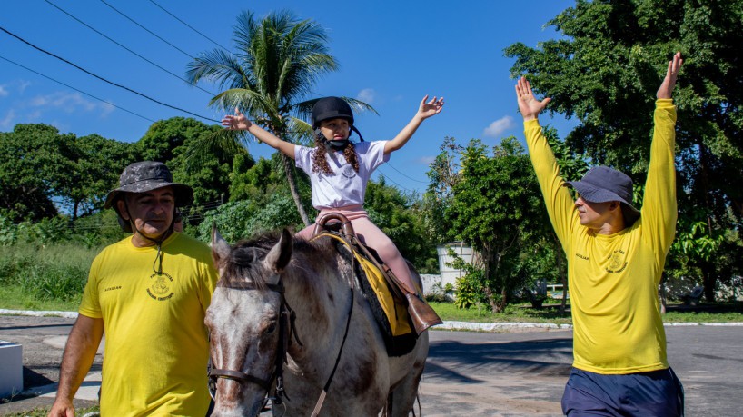 FORTALEZA, CEARÁ, BRASIL, 22-06-2023: Equoterapia da PMCE ajuda no desenvolvimento de crianças com TEA na Cavalaria do Raio . (Foto: Samuel Setubal)