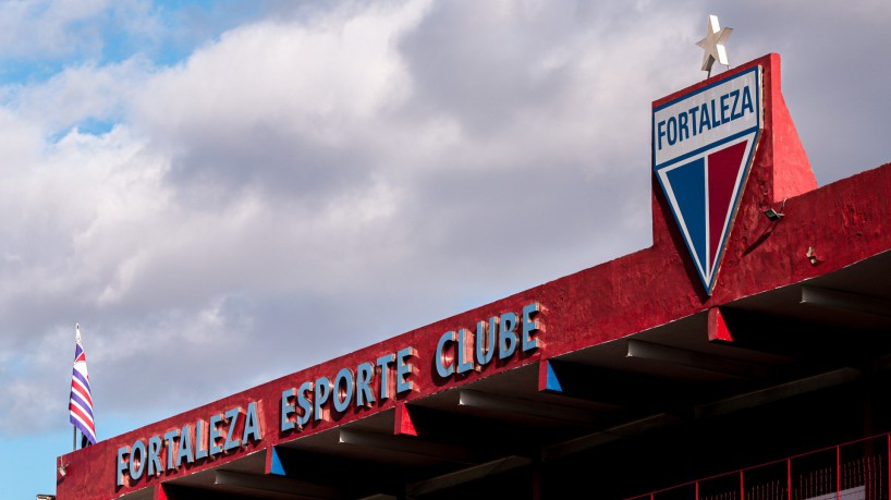 Escudo do Fortaleza na fachada interna no Centro de Excelência Alcides Santos, no Pici