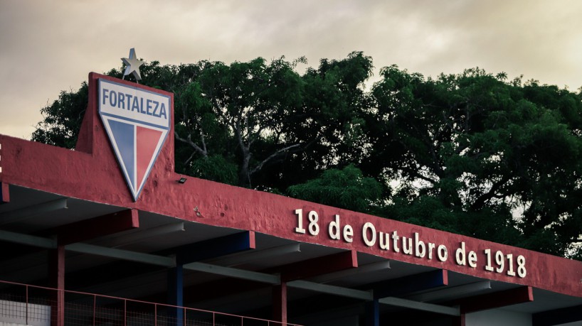 Escudo do Fortaleza na fachada interna no Centro de Excelência Alcides Santos, no Pici