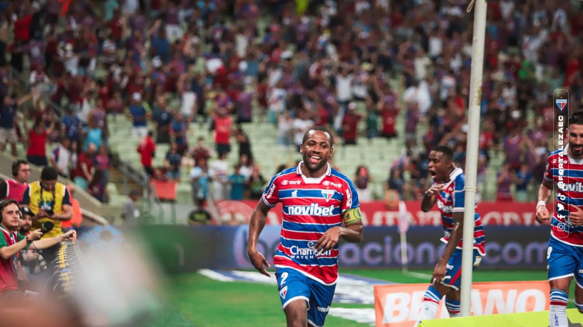 Fortaleza e Atlético-MG se enfrentaram neste sábado, 24, na Arena Castelão, pelo Brasileirão Série A. Na foto, Tinga comemora segundo gol do Tricolor. 