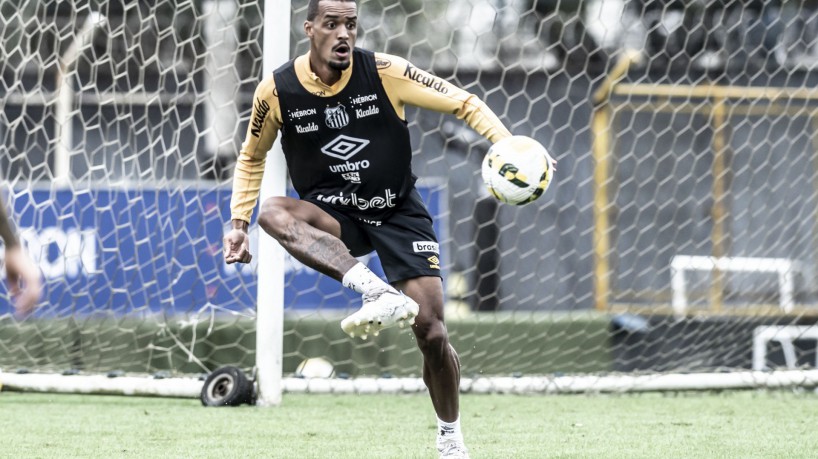 Zagueiro Luiz Felipe em treino do Santos no CT Rei Pelé