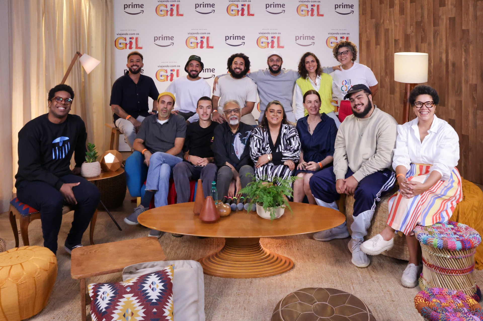 Parte da família Gil durante coletiva de imprensa da série 