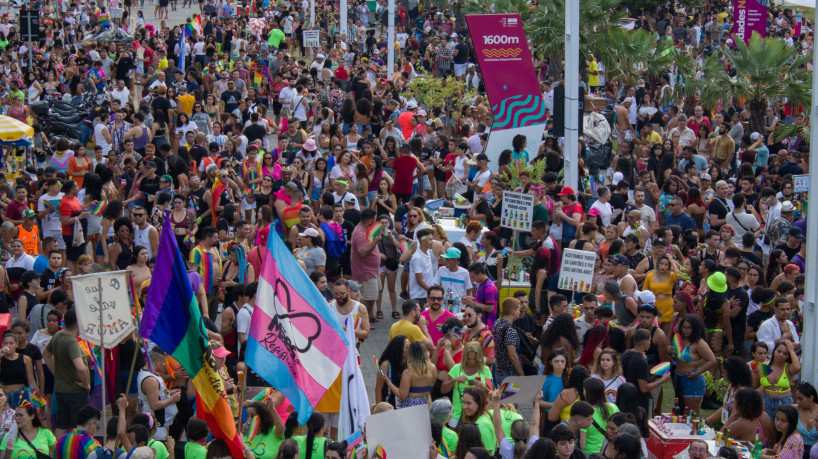 ￼Parada LGBTQIA  com muita diversidade e alegria nas ruas da Praia de Iracema