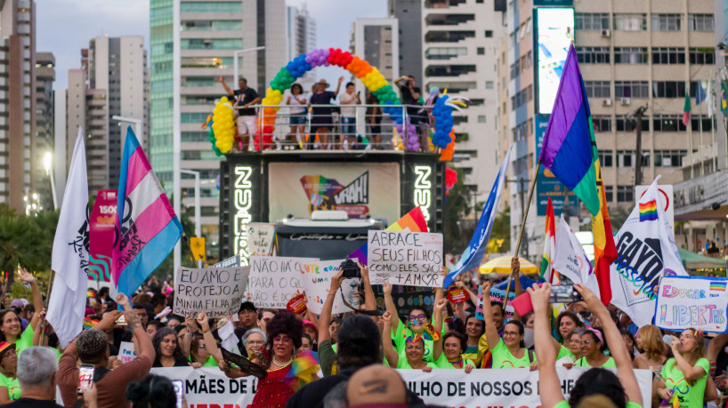 Foto de apoio ilustrativo da Parada LGBTQIA+ 2023 com muita diversidade e alegria nas ruas da Praia de Iracema. 
