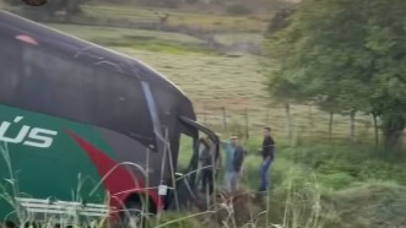 O ônibus que levava a cantora Brisa Star e a equipe caiu em uma ribanceira no município de Ipaumirim, no Ceará