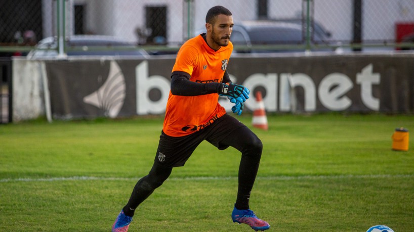 Goleiro André Luiz em treino do Ceará no estádio Carlos de Alencar Pinto, em Porangabuçu