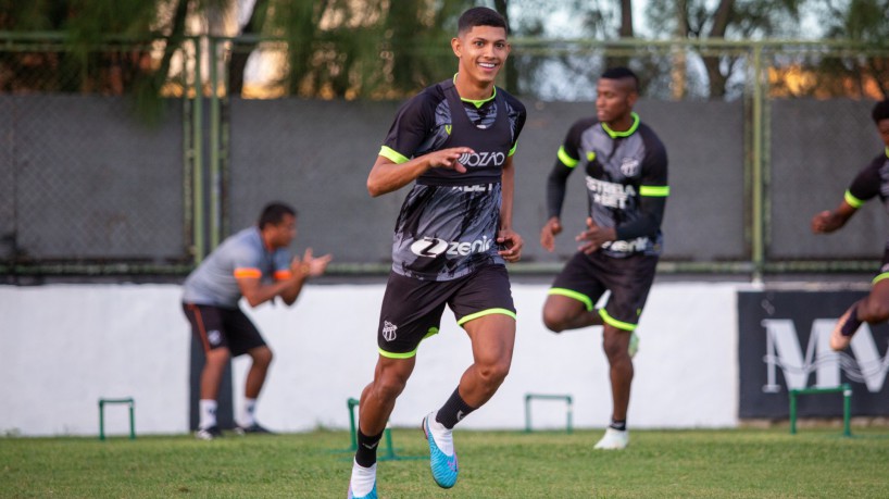 Atacante Erick Pulga em treino do Ceará no estádio Carlos de Alencar Pinto, em Porangabuçu