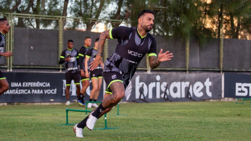 Lateral-direito Michel Macedo em treino do Ceará no estádio Carlos de Alencar Pinto, em Porangabuçu