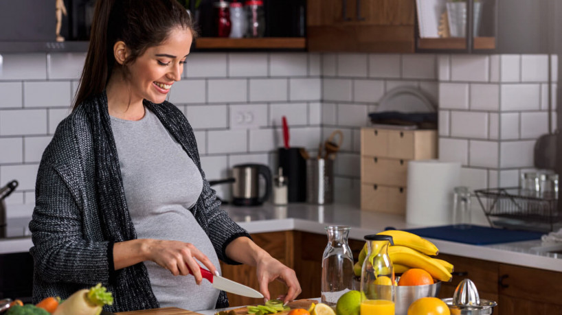 Cuidados com a alimentação durante a gravidez são importantes (Imagem: gstockstudio | Shutterstock)
