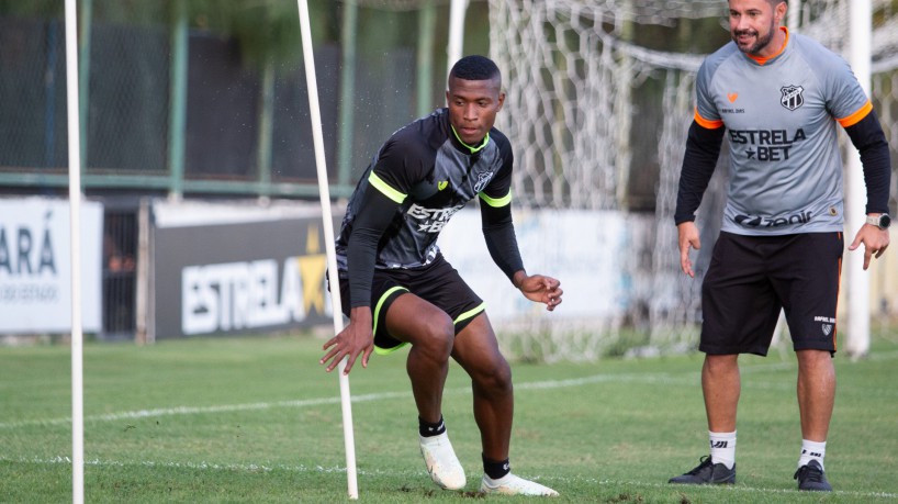 Lateral-direito Orejuela em treino do Ceará no estádio Carlos de Alencar Pinto, em Porangabuçu