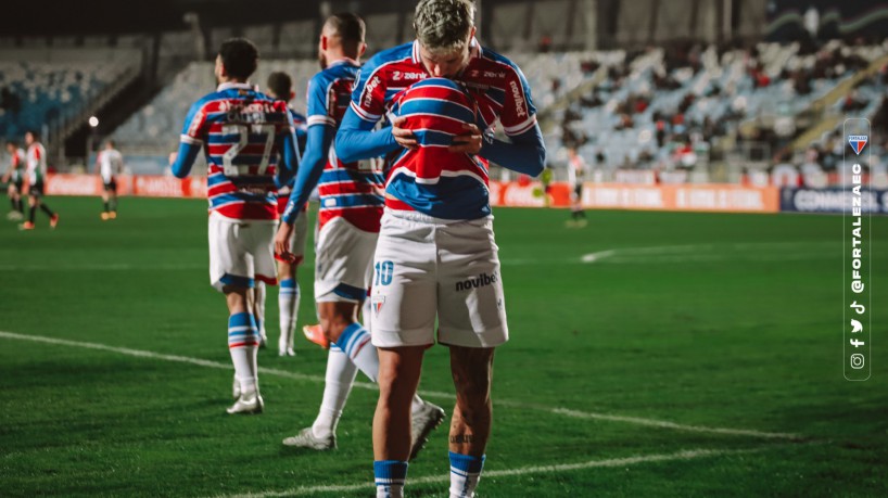 Lucas Crispim homenageando o filho durante comemoração do gol contra o Palestino